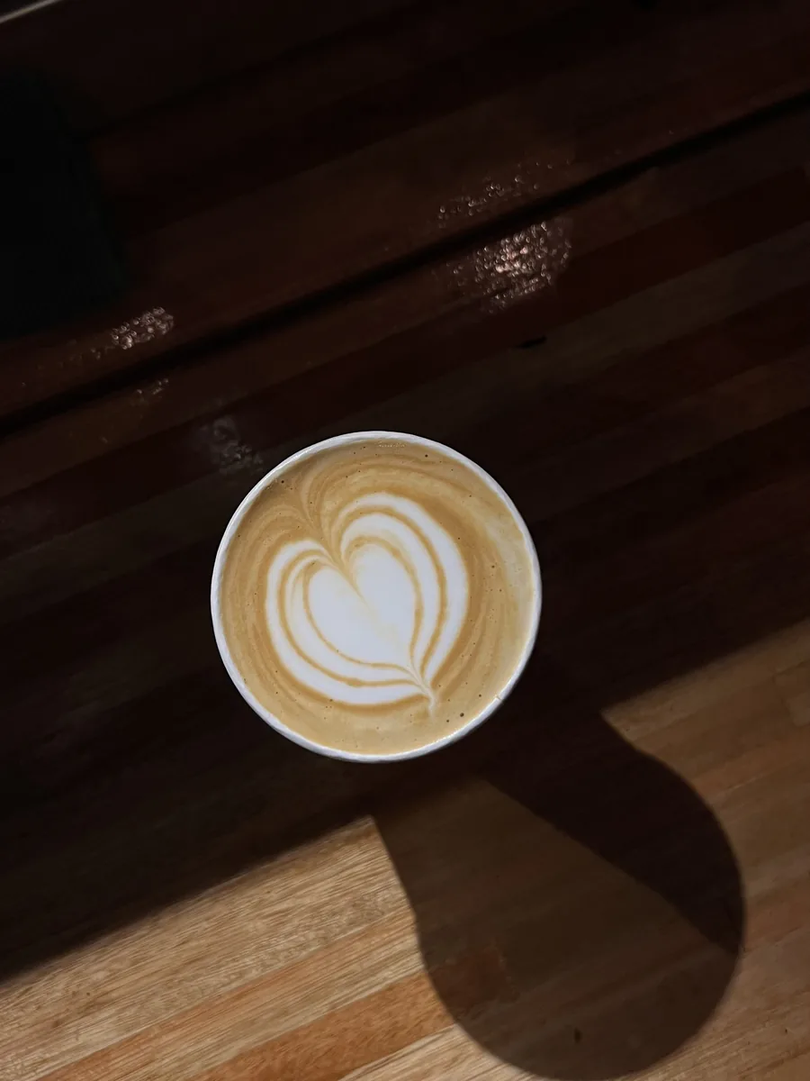 Barista preparando café